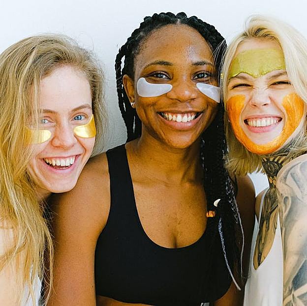 Mujeres con parches antiarrugas en el rostro