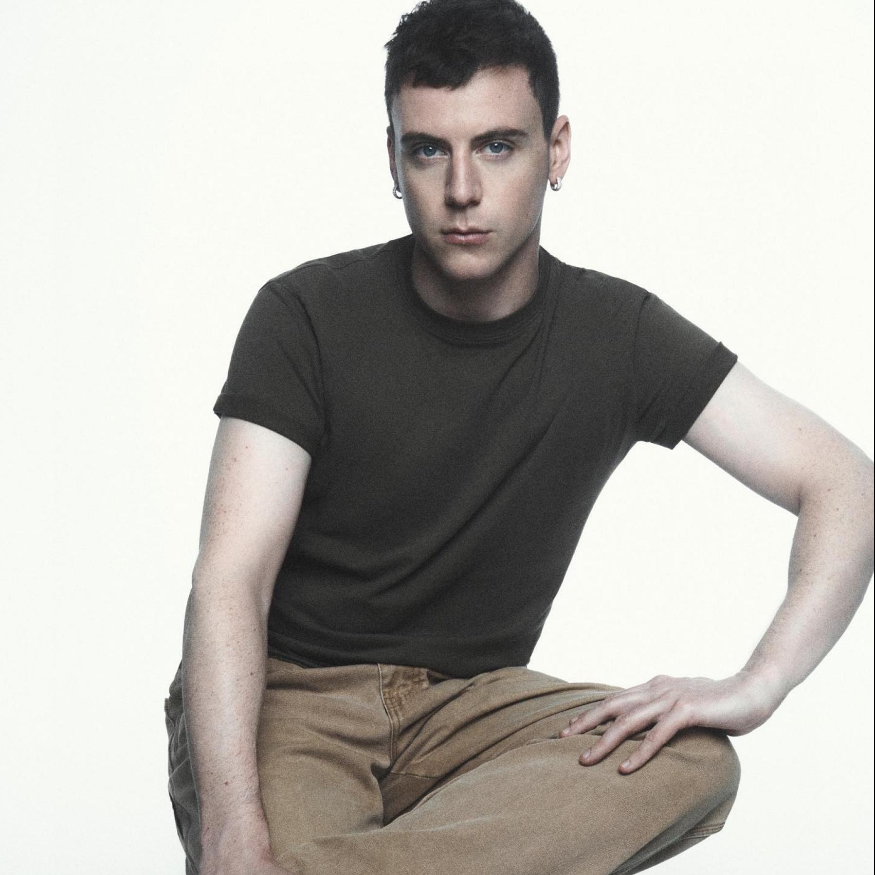 Quién es Seán McGirr, sustituto de Sarah Burton como nuevo director creativo de Alexander McQueen: de su llamativo parecido físico al efecto JW Anderson