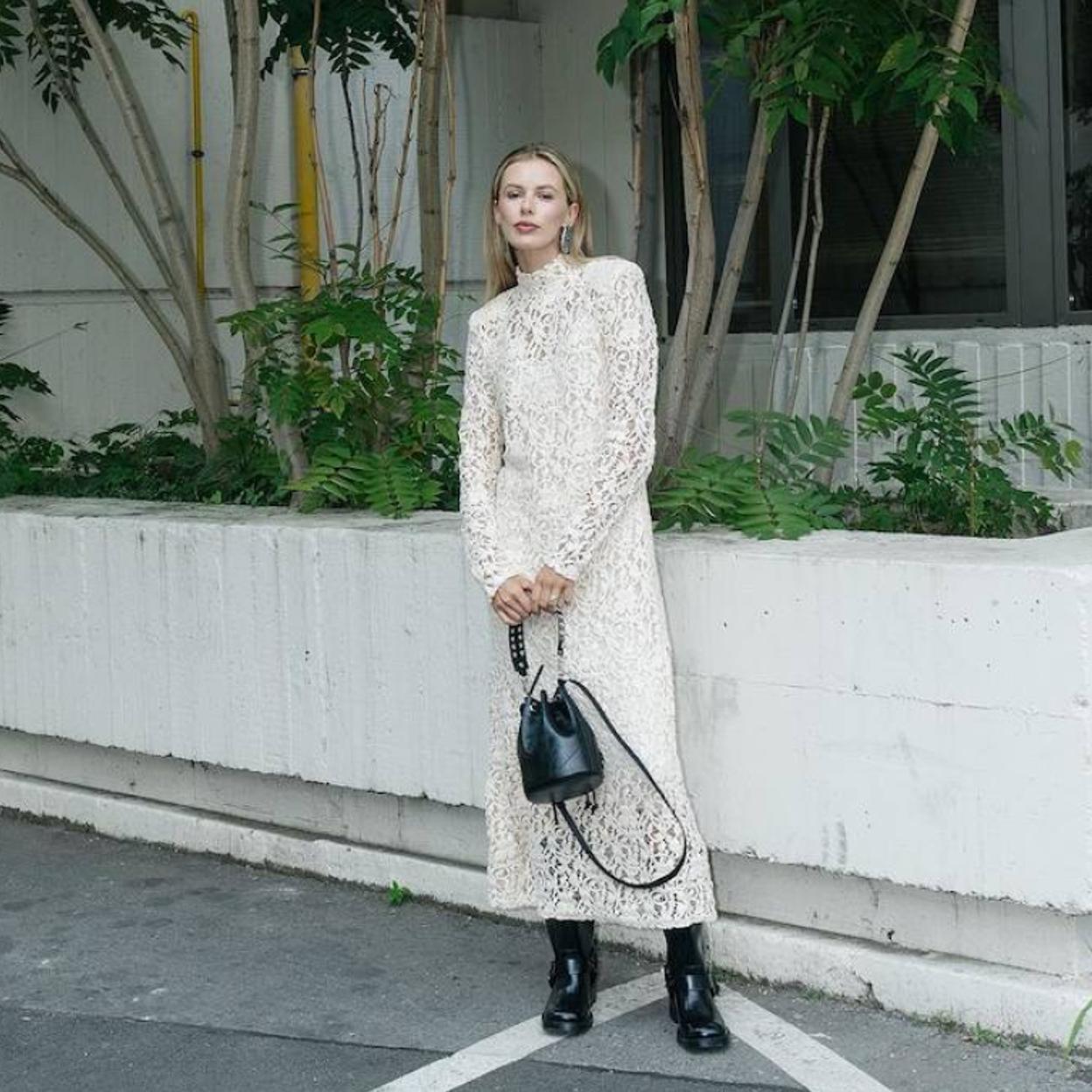 La influencer lleva el vestido de encaje viral de H&M