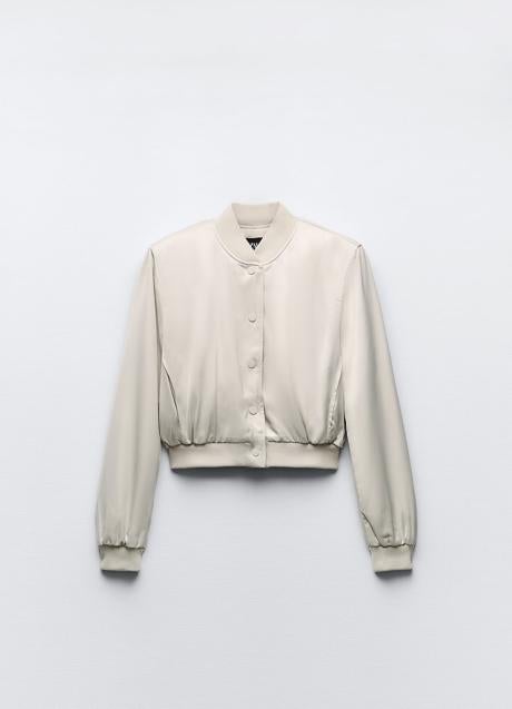 Imagen - Chaqueta bomber satinada de Zara. Foto: Zara.