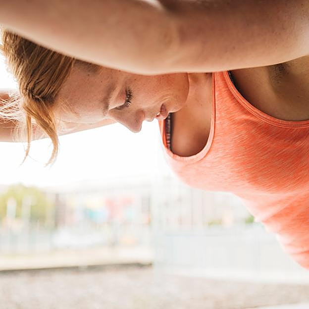 Mujer descansando después de hacer ejercicio. 