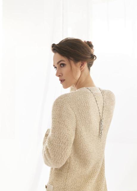 Imagen - Keira Knightley con collar transformable Tweed Perlé en oro blanco, diamantes y perlas cultivadas, de Chanel Haute Joaillerie. 