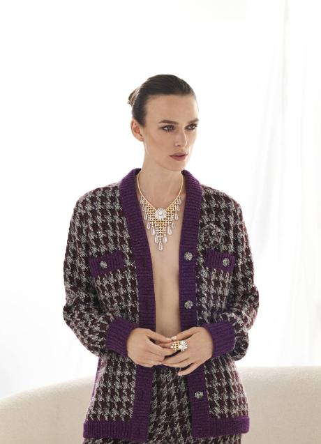 Imagen - Keira Knightñey con collar transformable Tweed Cambon en oro amarillo, oro blanco, diamantes, diamantes amarillos y cuarzo; y anillo Tweed Cambon en oro amarillo, oro blanco, diamantes y diamantes amarillos; ambos de Chanel Haute Joaillerie.