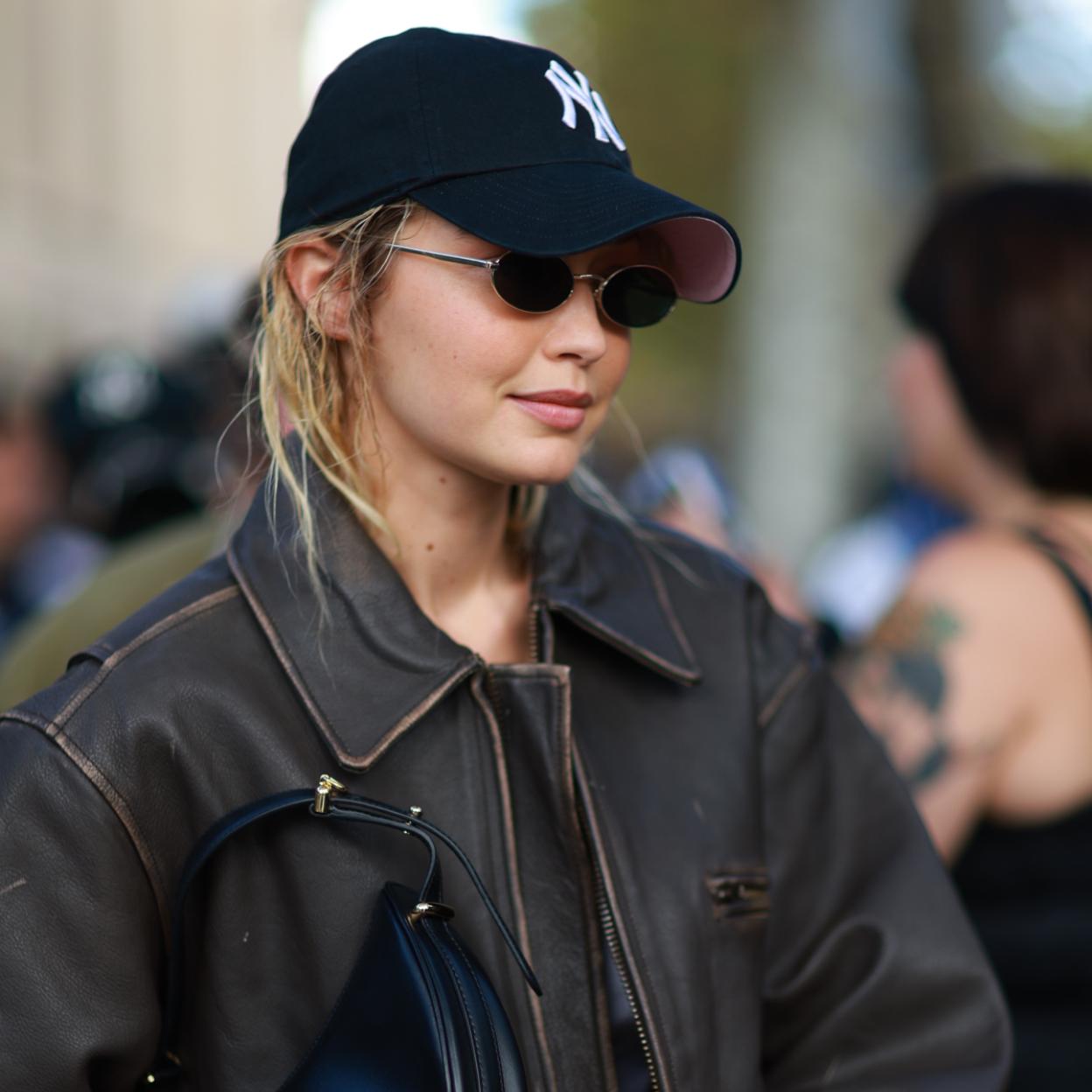 Gigi Hadid con una chaqueta de Mango.