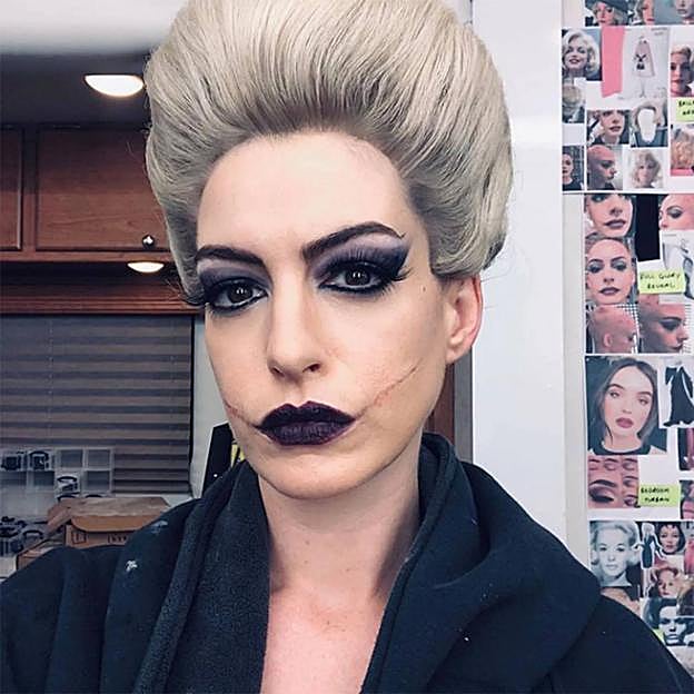 Anne Hathaway con maquillaje de Halloween