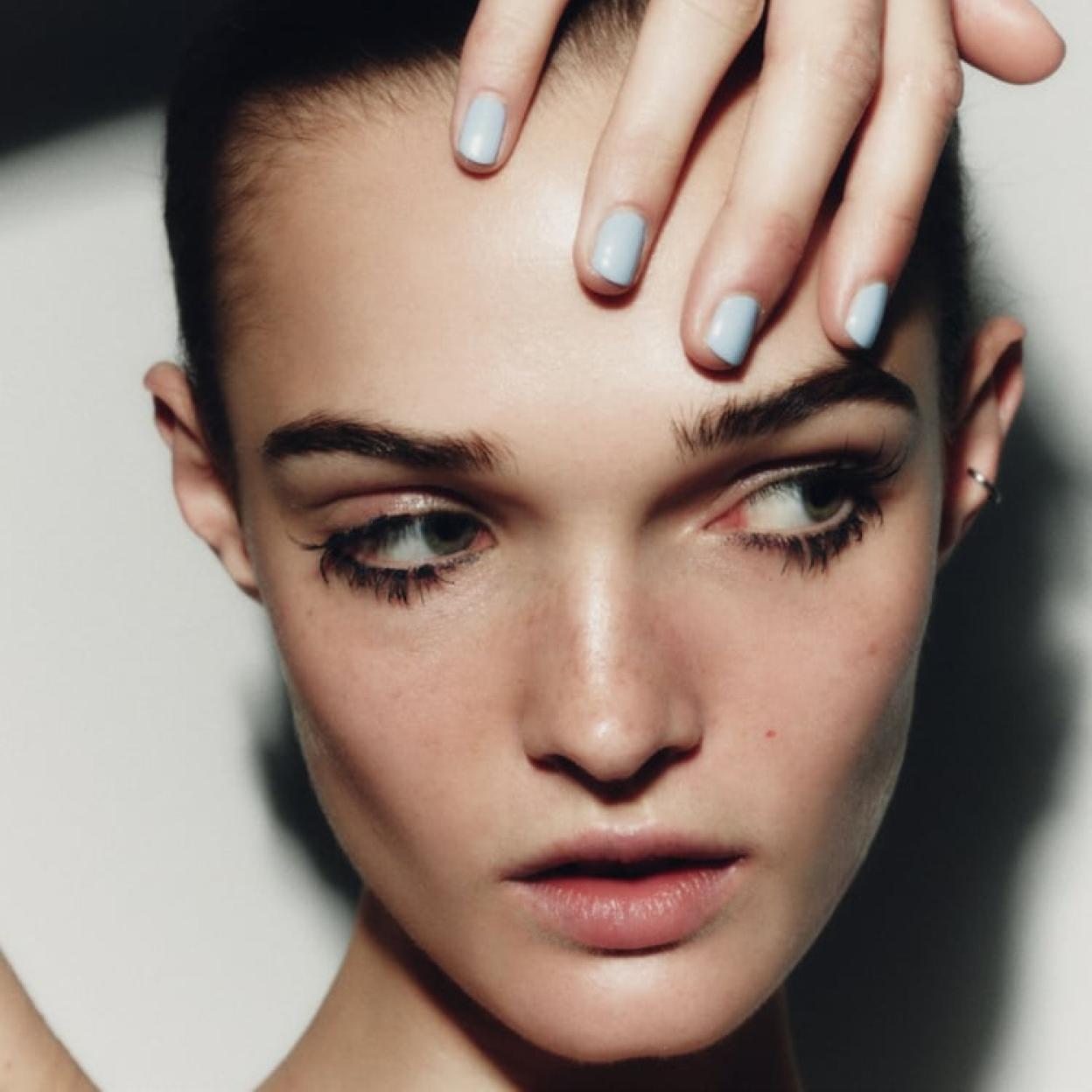 Modelo de Zara con una piel natural y ojos protagonistas.