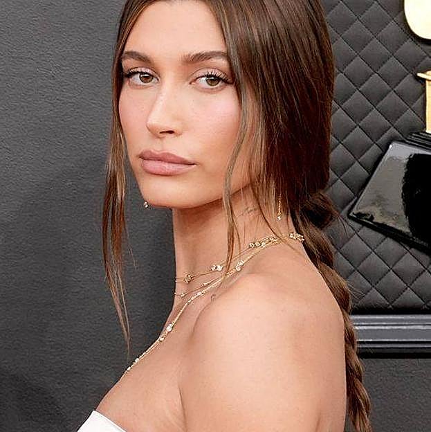 Hailey Bieber con trenza efortless