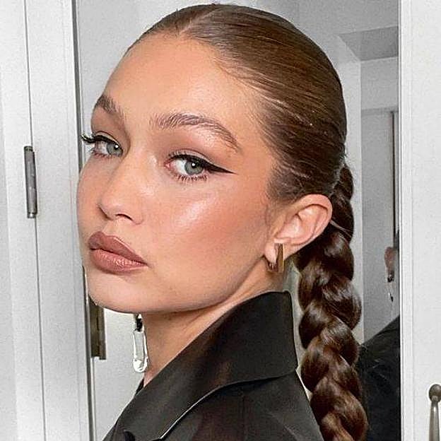 Gigi Hadid con peinado con trenzas pulido