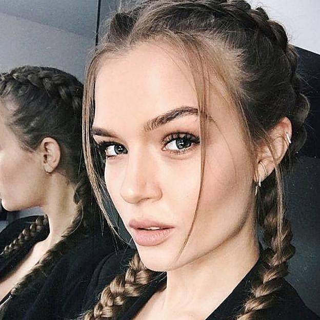 Josephine Skriver con trenzas de boxeadora