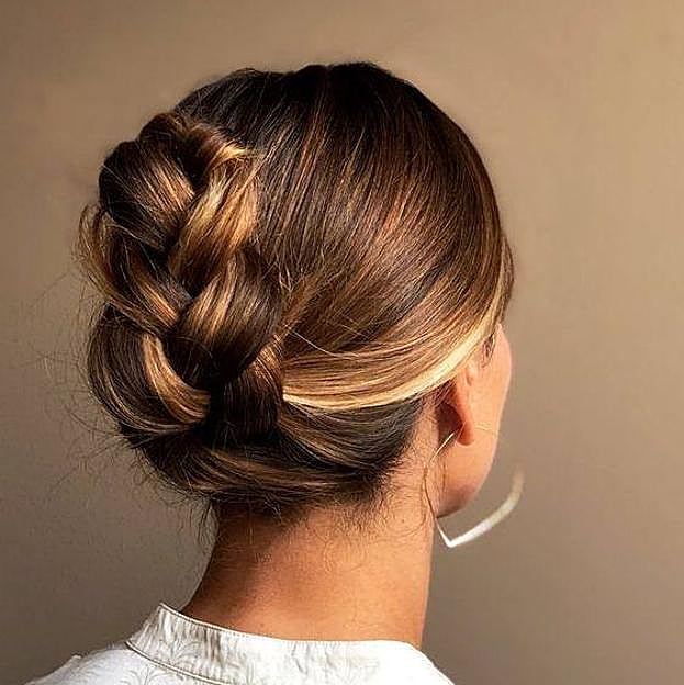 Influencer con moño trenzado estilo italiano