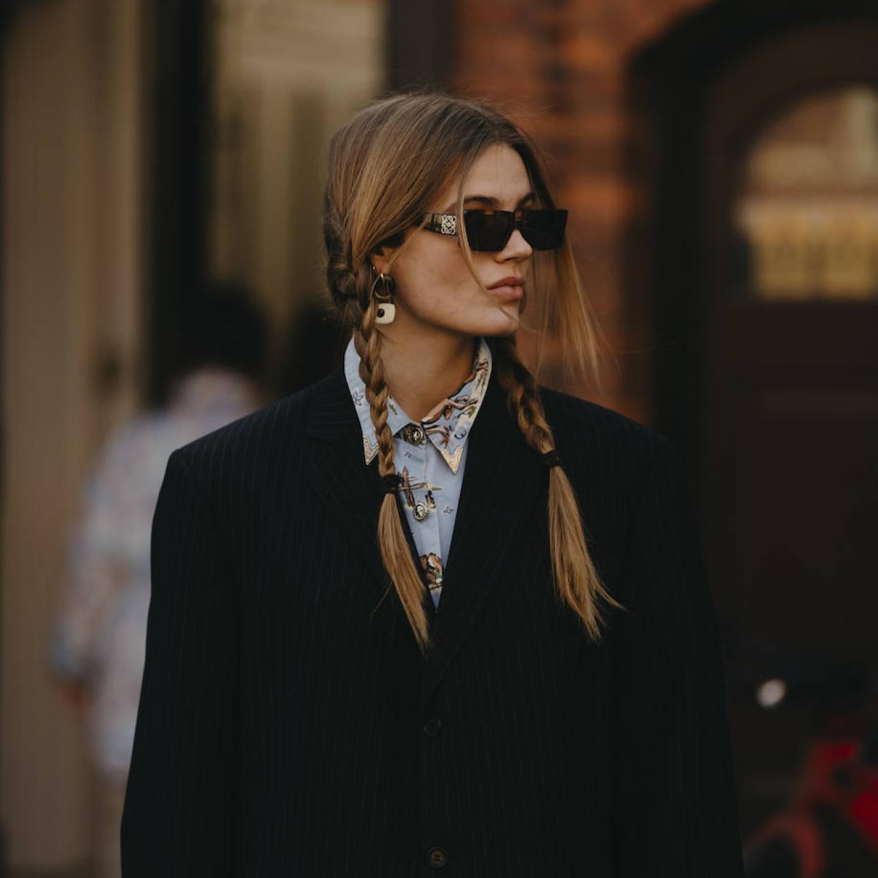 Influencer con peinado con trenzas