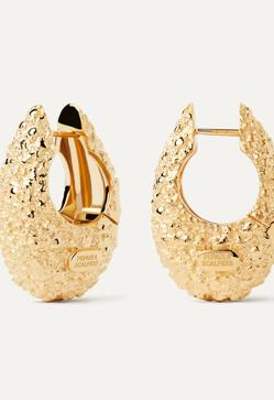 Imagen secundaria 2 - Zapatos de tacón de Malone Souliers (595 euros), Tocado de Mimoki (460 euros) y pendientes de aro de Scalpers y PD Paola (149 euros).