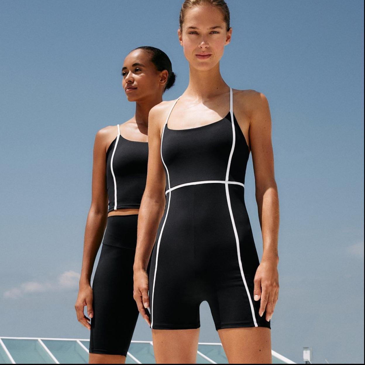 Dos modelos posando con ropa deportiva de la firma Oysho. 