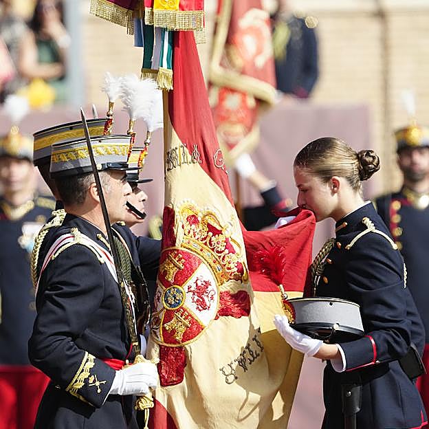 La princesa Leonor besa la bandera en la jura militar.