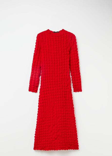 Imagen - Vestido con textura en color rojo de Sfera. Foto: Sfera.