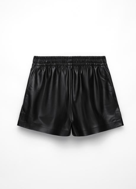 Imagen - Shorts efecto piel en color negro de Oysho. Foto: Oysho.