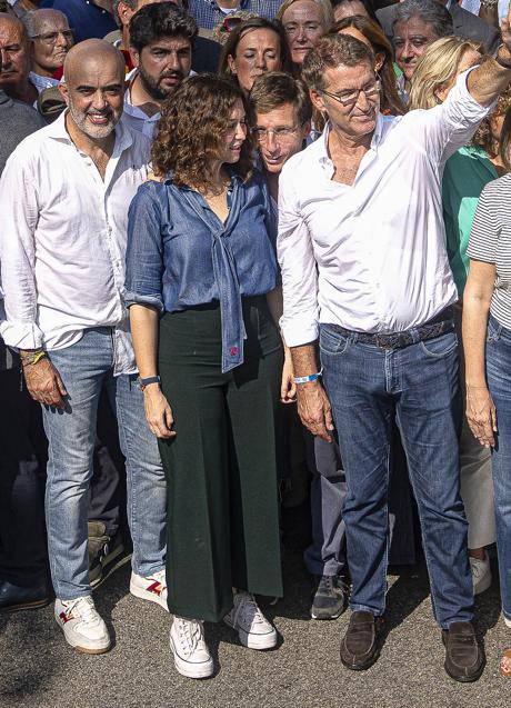 Imagen - El look de Ayuso con zapatillas Converse. / GTRES