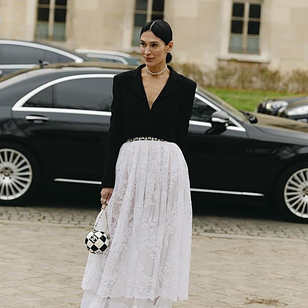 El total look en blanco más sencillo que copiarás a las francesas en tus looks diarios