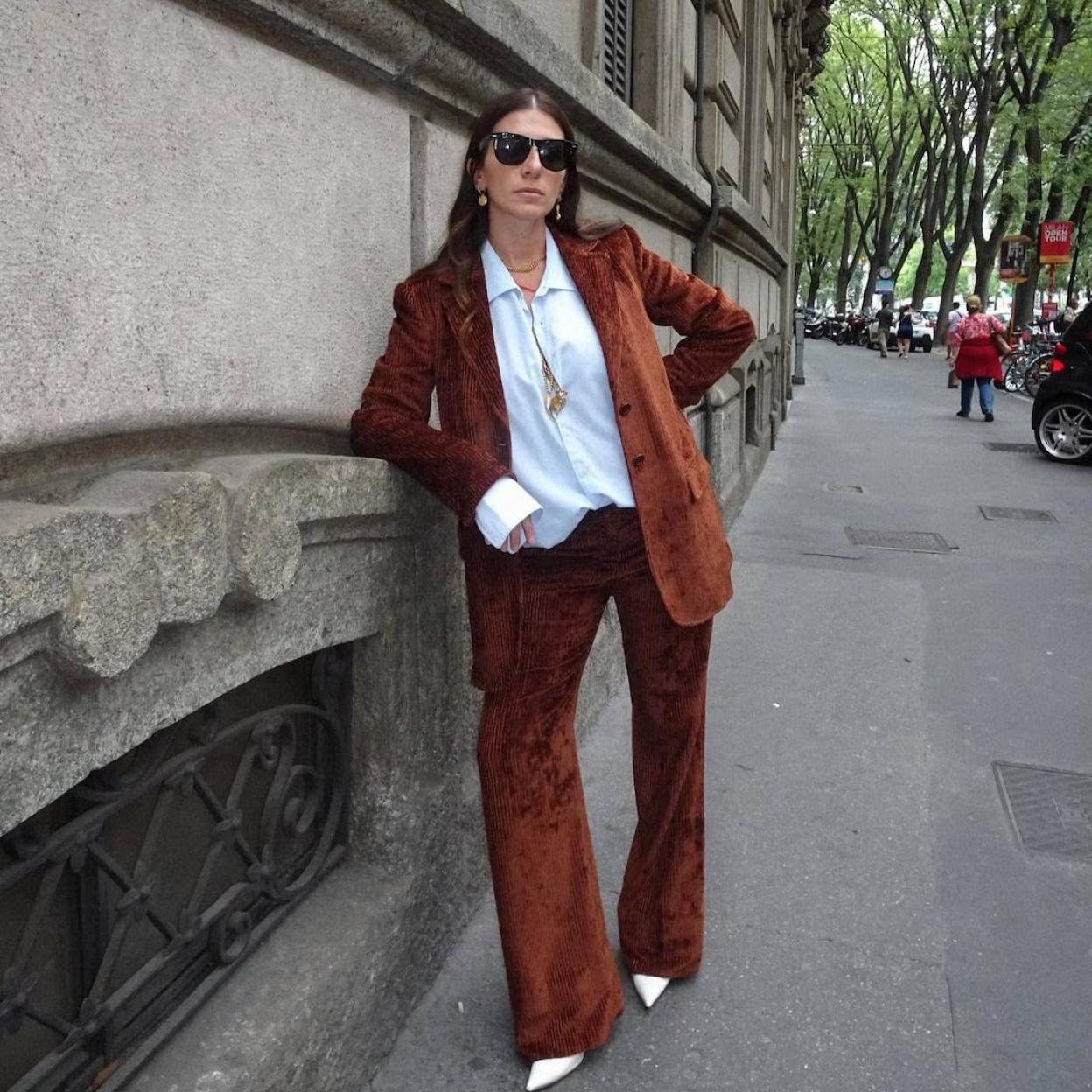 Influencer con pantalones de pana