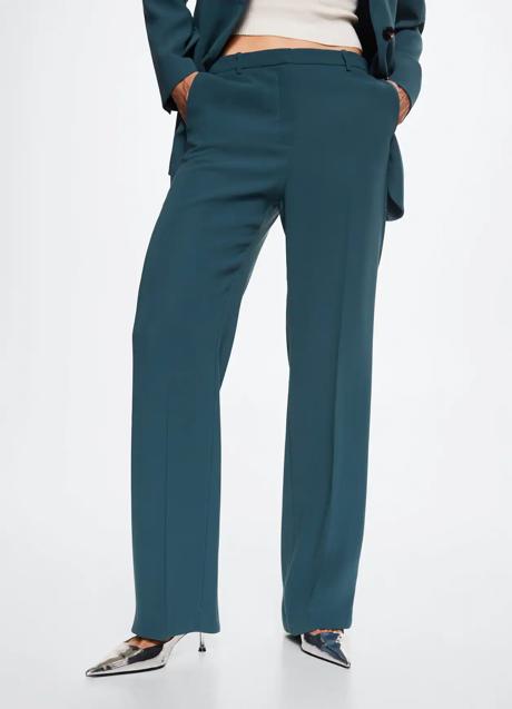 Imagen - Pantalones sastre en color azul de Mango Outlet (9,99 euros). Foto: Mango Outlet.