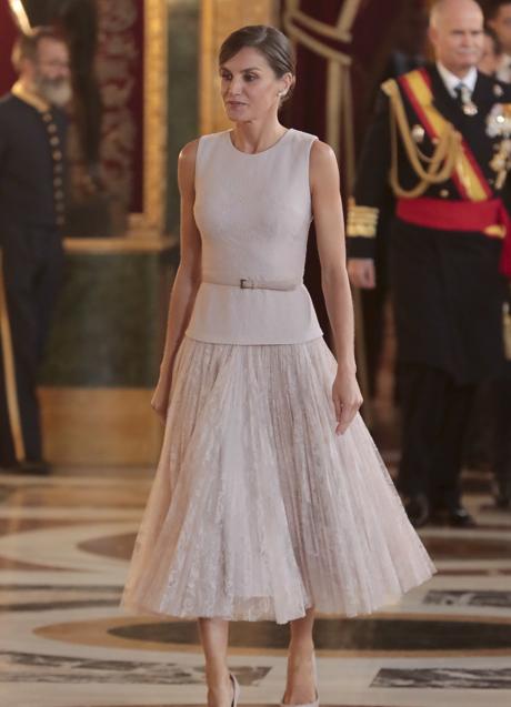 Imagen - La reina Letizia con conjunto en rosa empolvado de Felipe Varela en 2018.