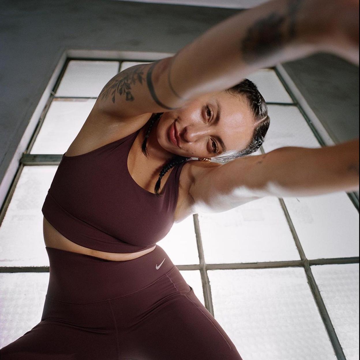La entrenadora Kat Novoa posando con ropa deportiva. 