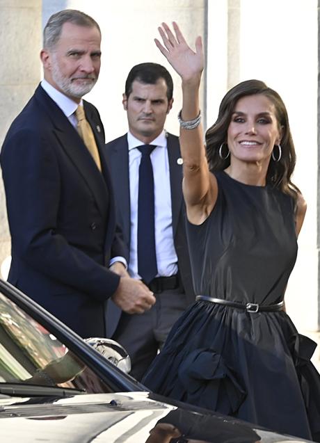 Imagen - La reina Letizia ya no escamotea saludos y sonrisas a sus admiradoras. (FOTO: GTRES)
