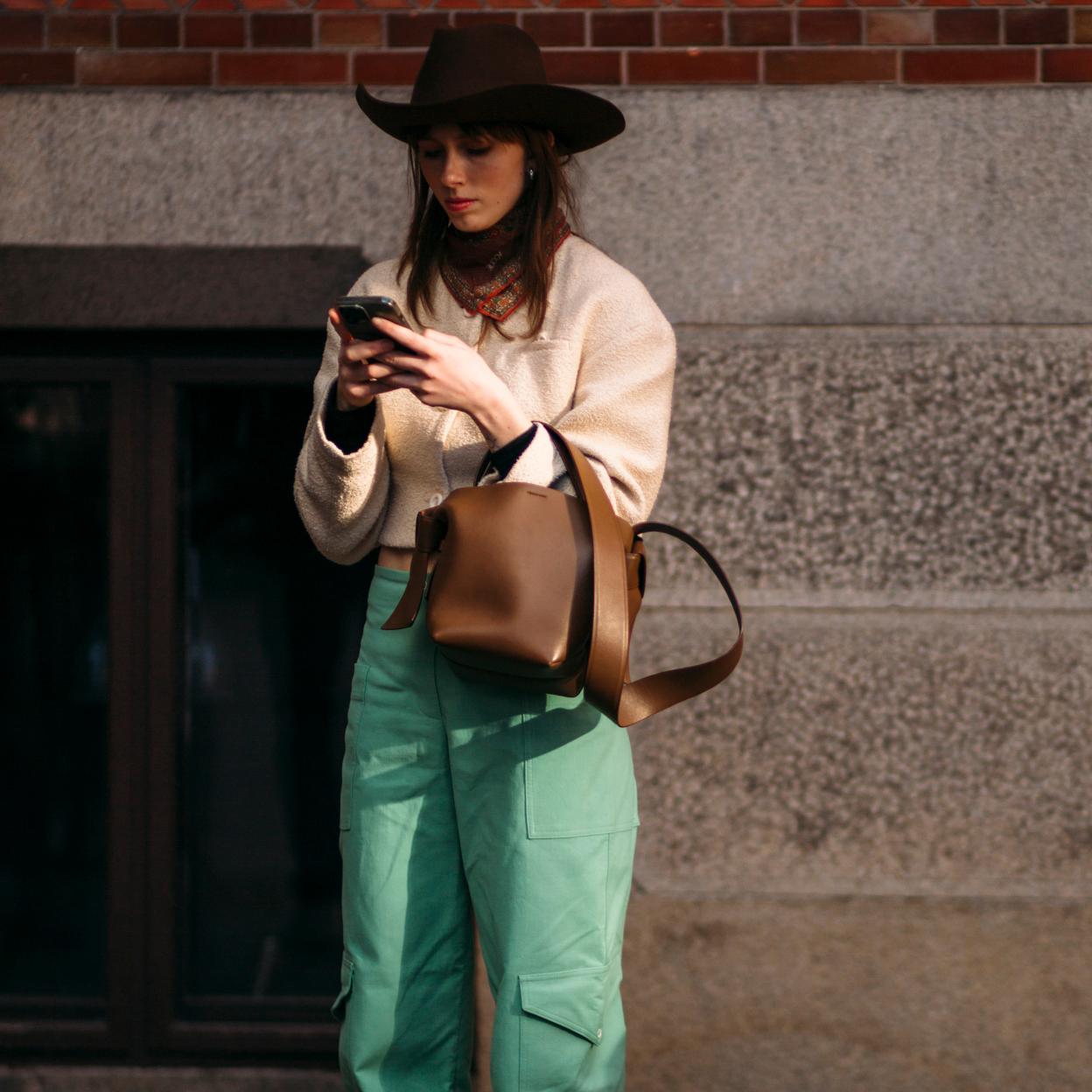 Un look de street style con un bolso marrón.