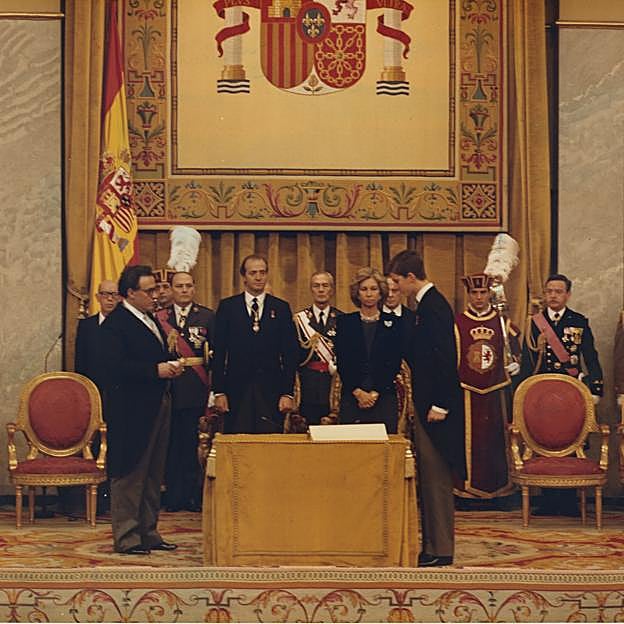 El entonces príncipe Felipe jurando la Constitución en 1986. 