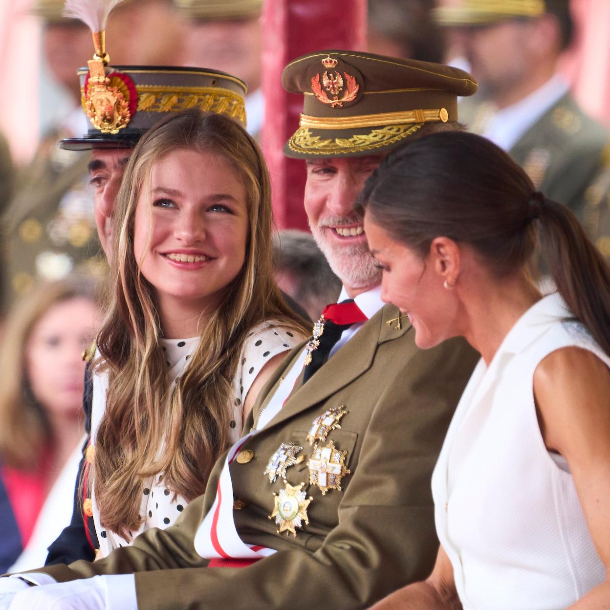 La princesa Leonor junto a sus padres, Felipe VI y la reina Letizia, durante un desfile militar. 