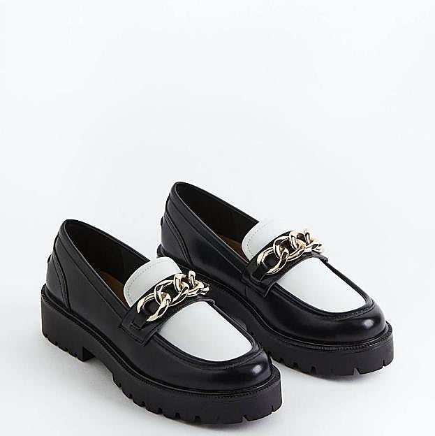 Mocasines en blanco y negro con cadena