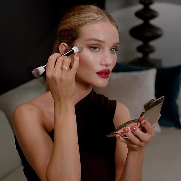 Esta es la brocha que tienes que usar para aplicar el colorete, según los maquilladores profesionales