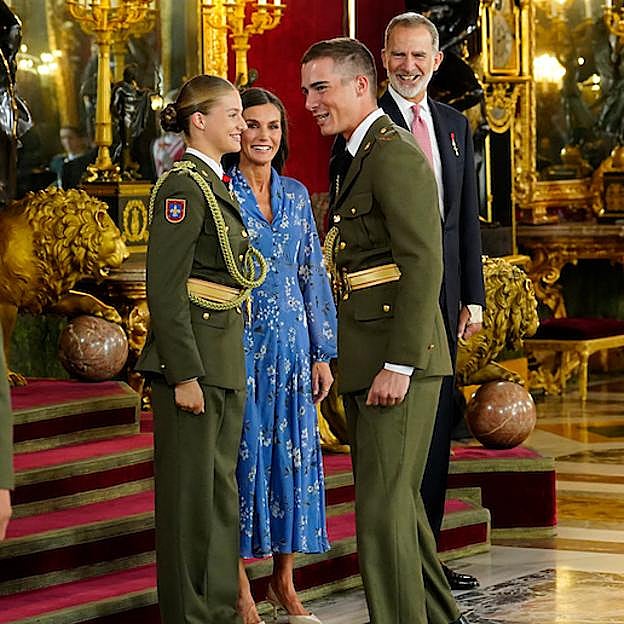 Leonor saluda soprendida a sus compañeros de la Academia de Zaragoza. 