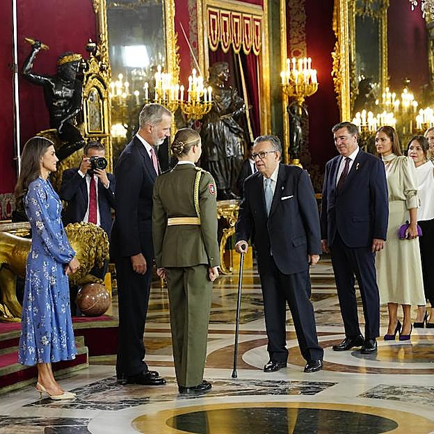 El rey Felipe y la princesa Leonor saludan a Miguel Herrero y Rodríguez de Miñón. 