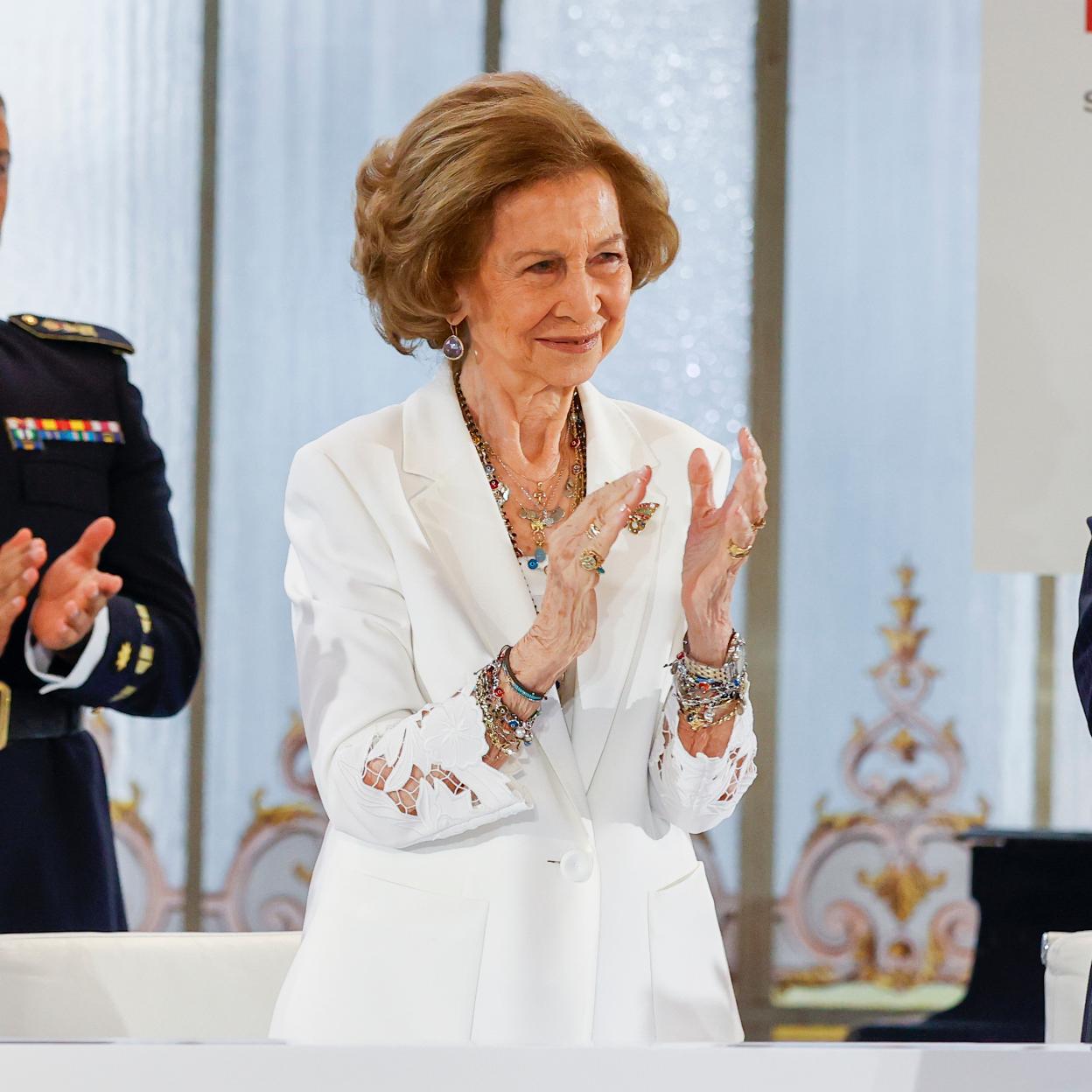 La reina Sofía lució una cantidad considerable de bisutería, entre collares, colgantes, pulseras y anillos, en su última aparición pública. 