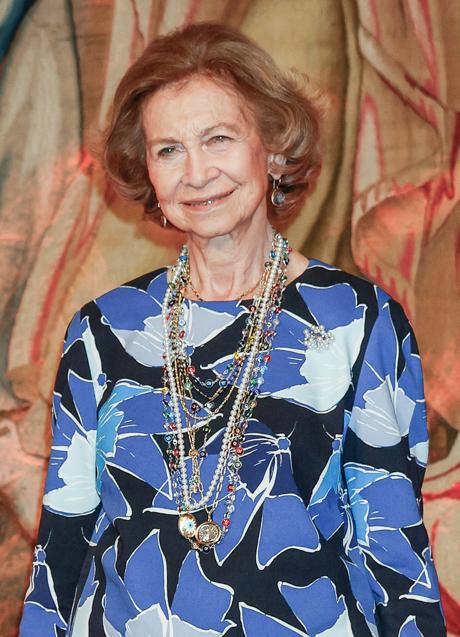 Imagen - La reina Sofía no solo luce bastantes pulseras, sino una ristra de collares considerable. (FOTO: GTRES)