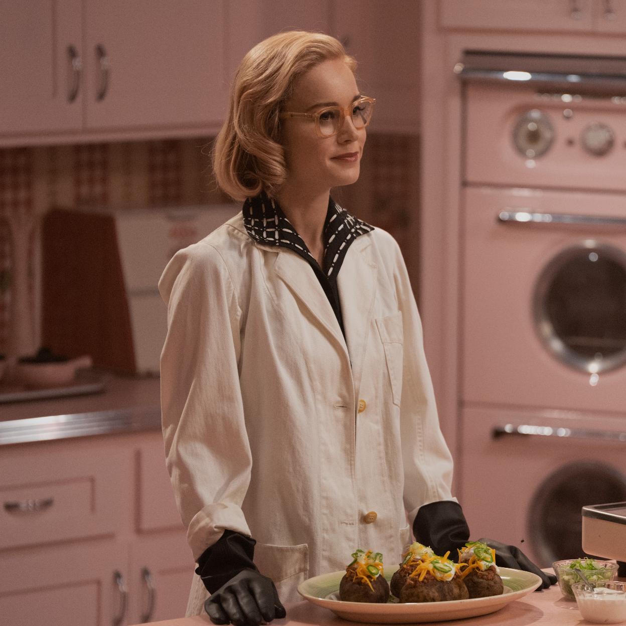 Brie Larson en una imagen de la serie Cocina con química, en la que interpreta a Elizabeth Zott.