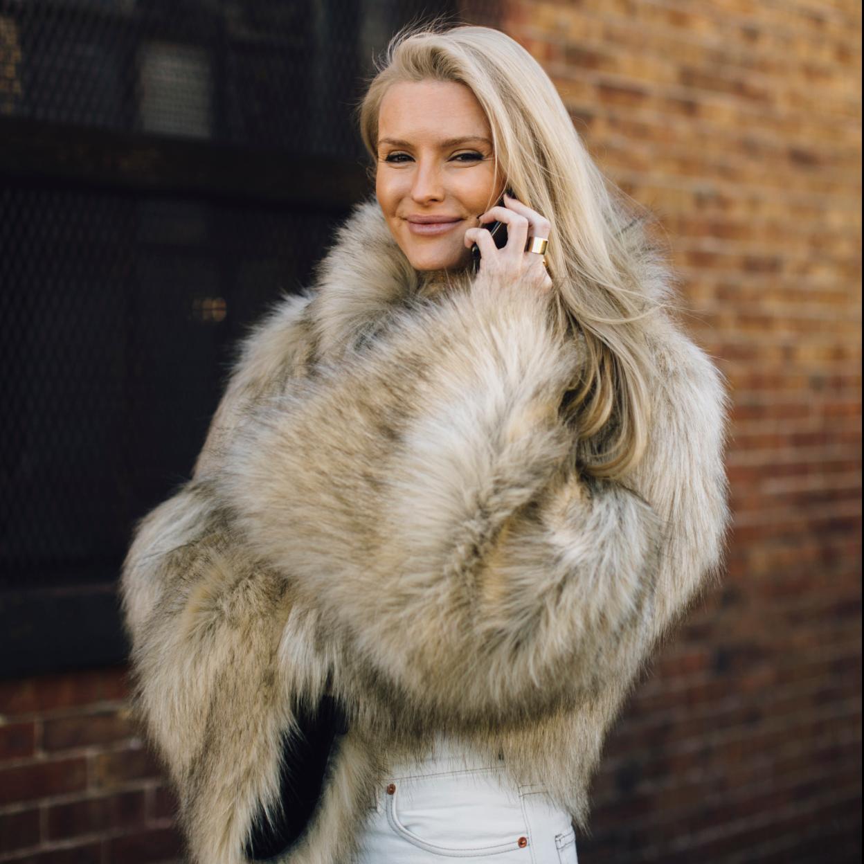 Un look de street style con abrigo de pelo.