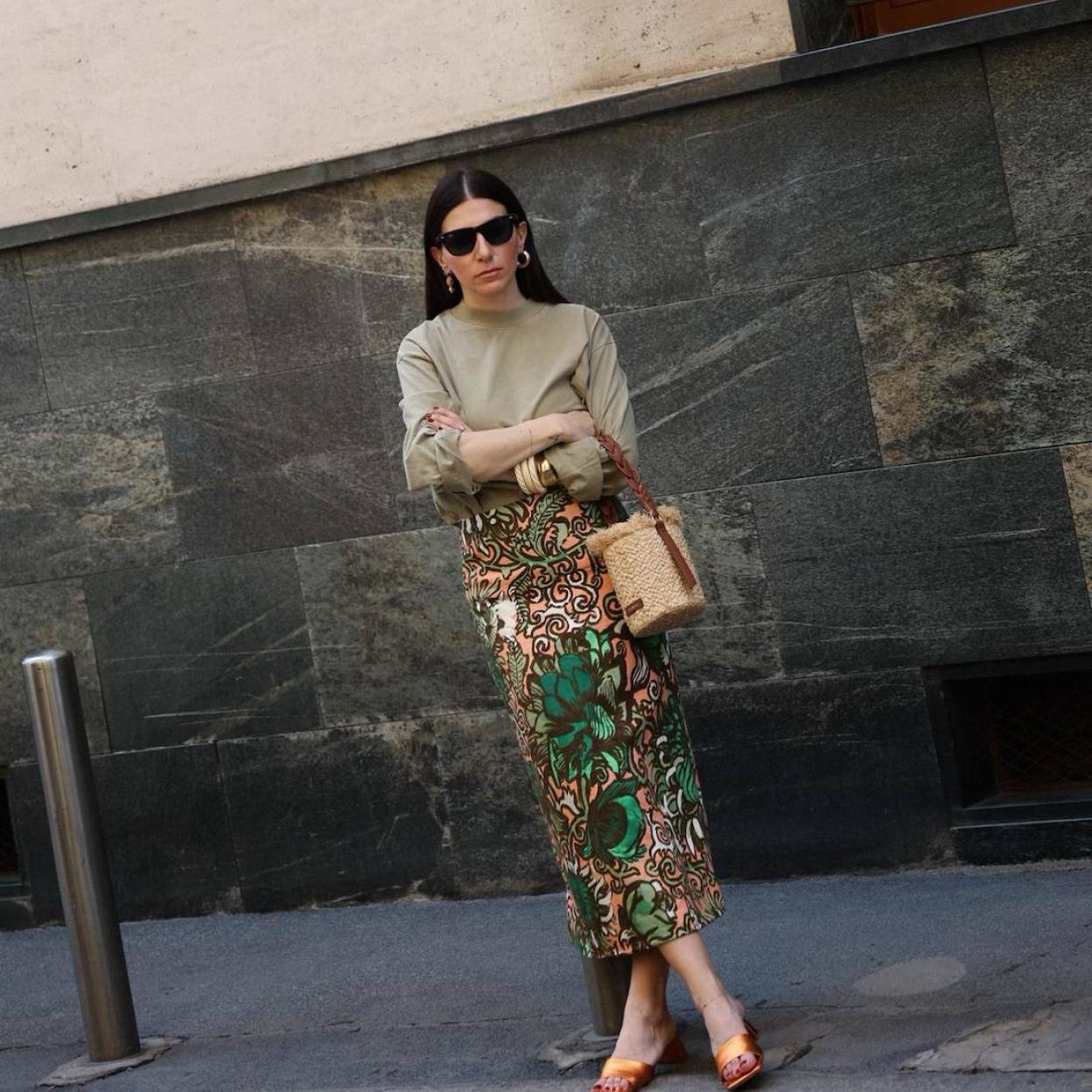 La influencer lleva un look con falda estampada