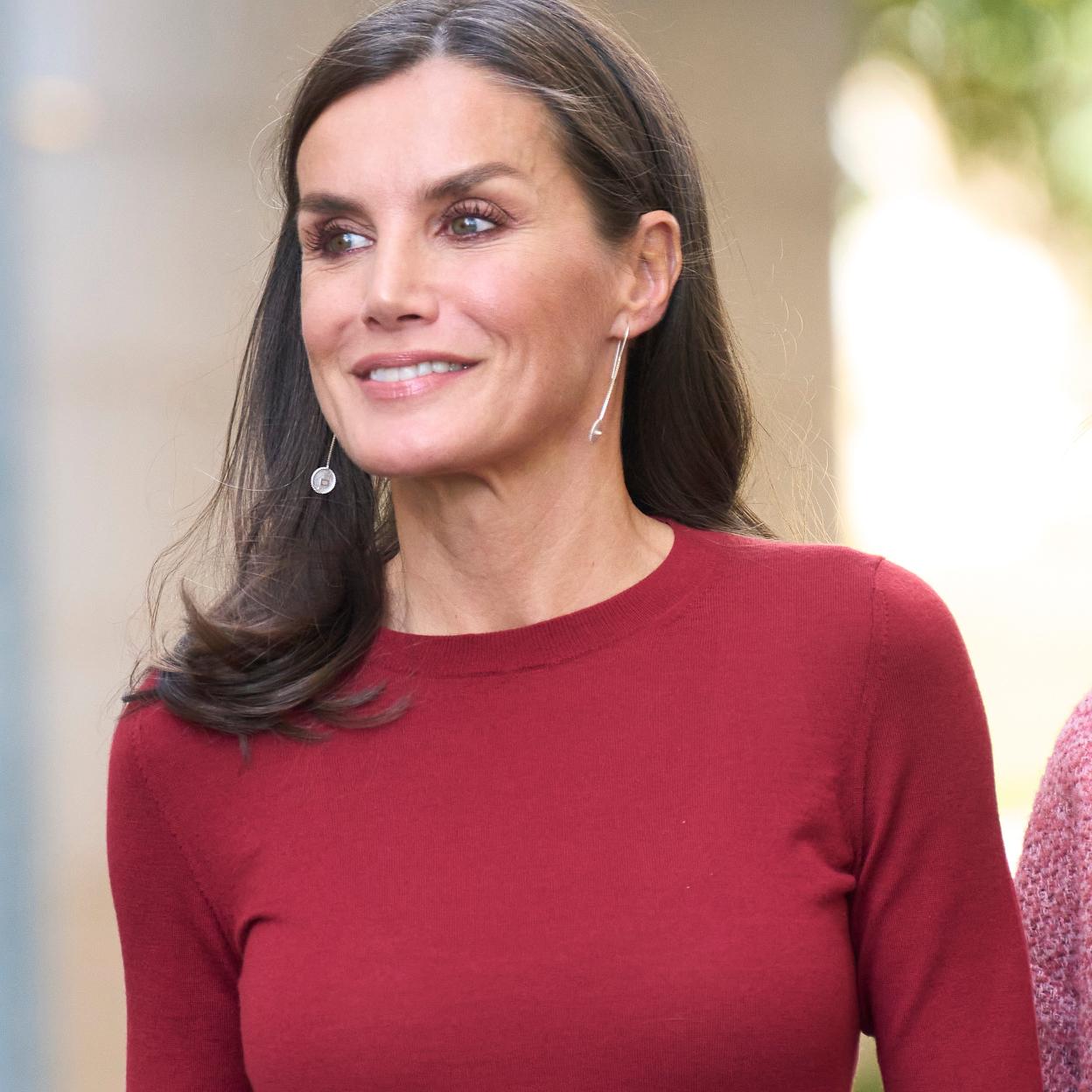 La reina Letizia con un look granate.
