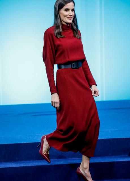 Imagen - La reina Letizia con el vestido de Massimo Dutti granate. / LIMITED PICTURES