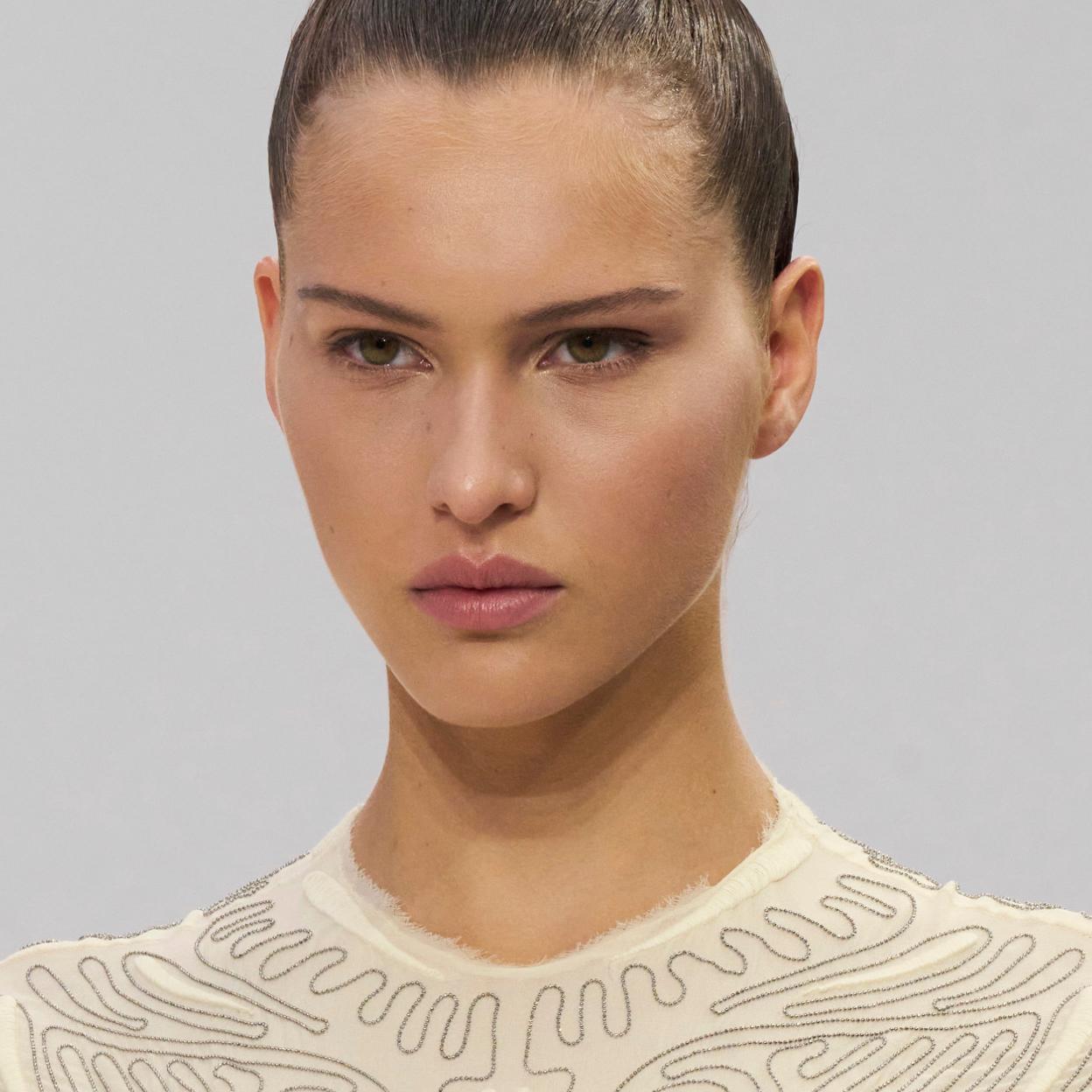 Este sérum con ácido hialurónico es ideal para todo tipo de pieles. 