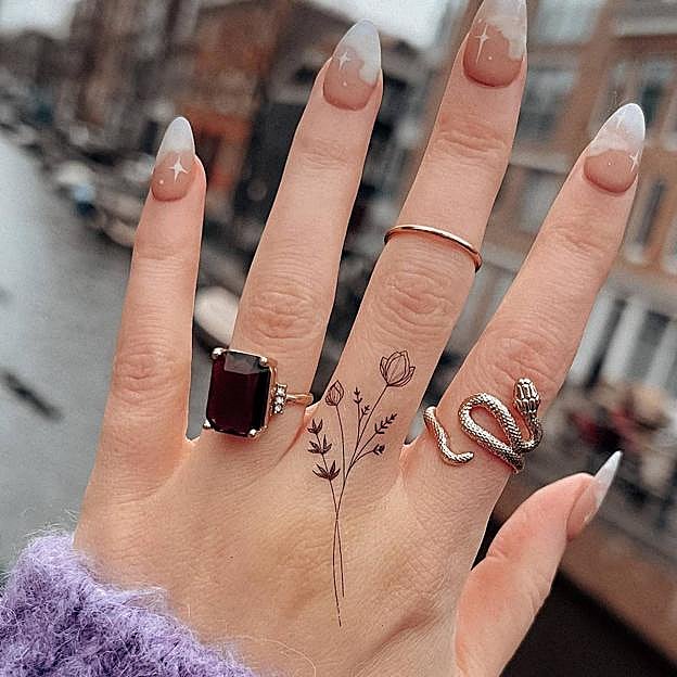 Tatuaje de flores en la mano