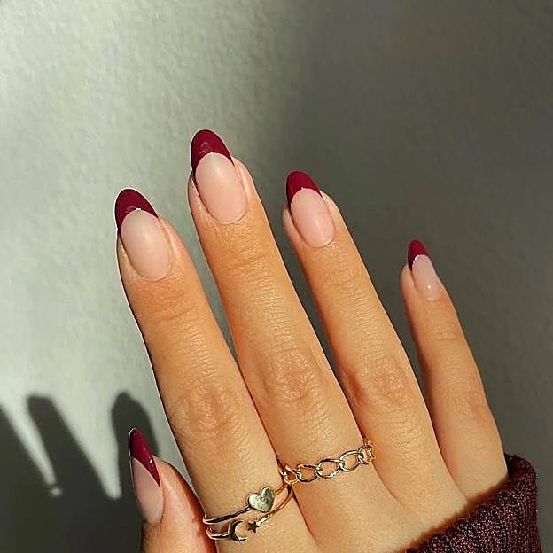 Manicura francesa de uñas granates