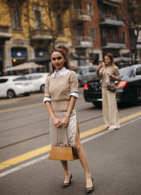 Imagen - Prescriptora de estilo posa en el Street Style de Nueva York con camisa y jersey por encima.