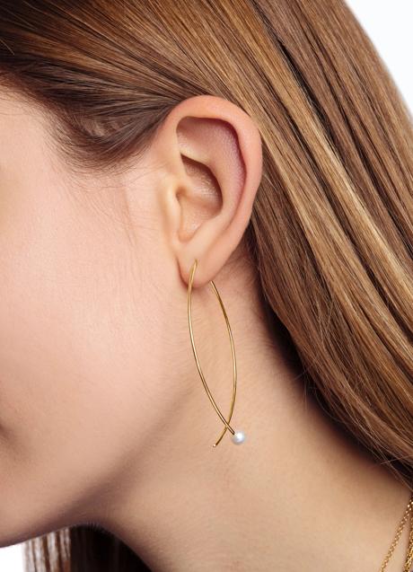 Imagen - Pendientes finos en dorado con detalle de perlas de Singularu. Foto: Singularu.