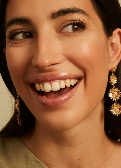 Imagen - Pendientes largos con forma de flor de Apodemia. Foto: Apodemia.