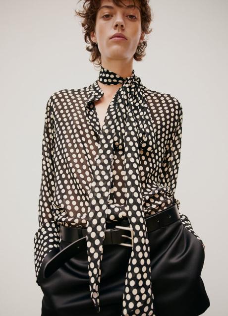 Imagen - Blusa con estampado de lunares de Zara (39,99 euros)