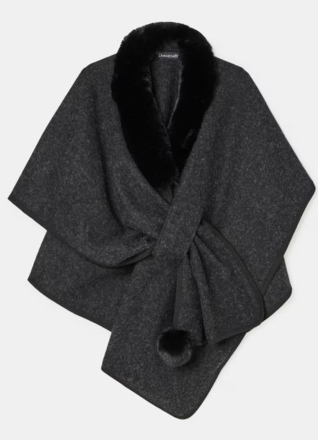 Imagen - Capa lisa negra con pom pom de Donatzelli, 89,95 euros.