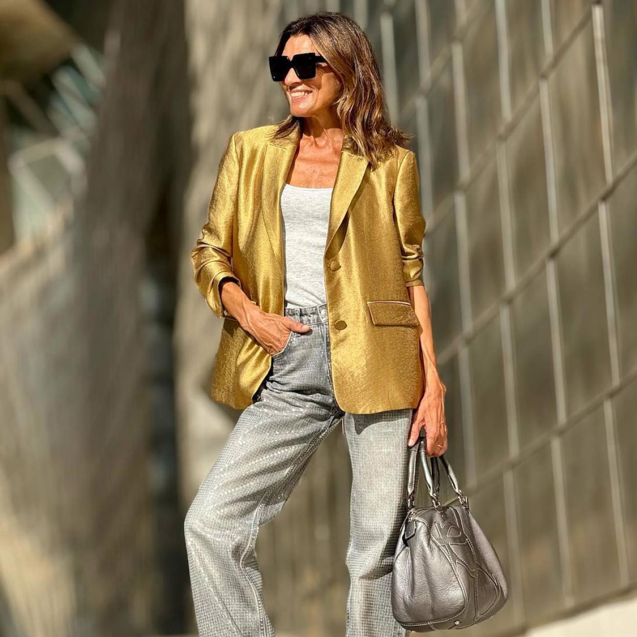 Influencer con superventas efecto metalizado de Zara